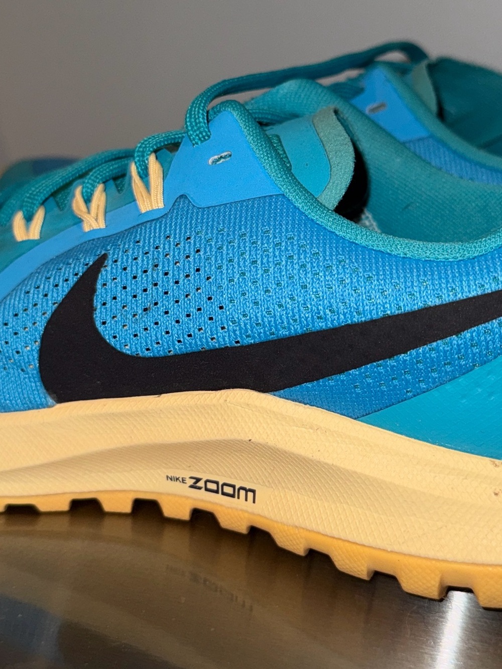 Nike Women’s Athletic Comfortable Running Sneakers Teal Yellow Accents Size 9.5